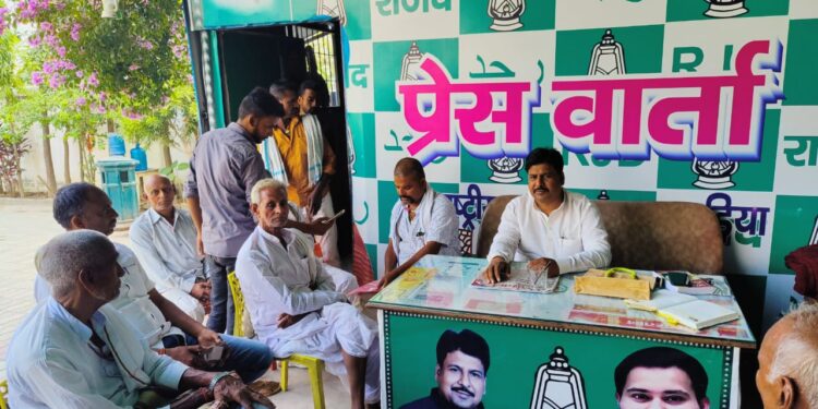 …और पूर्व राजद एमएलसी प्रत्याशी मनोहर यादव ने कटाव प्रभावित लोगों को सीएम और डिप्टी सीएम से मिलकर नए सिरे से कटाव निरोधात्मक कार्य कराने का दिलाया भरोसा