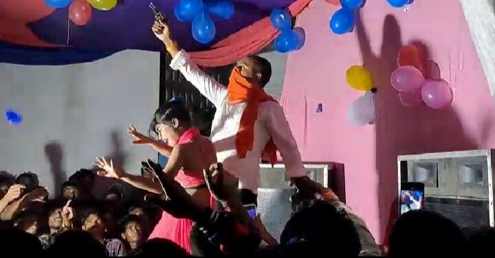 बर्थडे पार्टी में चल रहा था बार बालाओं का डांस,हुई हर्ष फायरिंग,एक युवक को लगी गोली,छुपकर कराया जा रहा इलाज