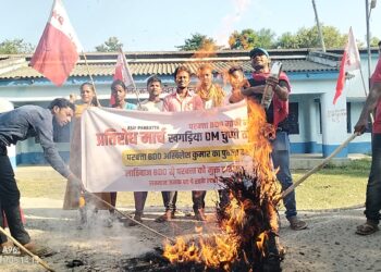दोषी पाए गए लाठीबाज बीडीओ के विरुद्ध आखिर क्यों नहीं हो रही कार्रवाई! एआईएसएफ ने फूंका बीडीओ का पुतला,कहा-हद है भाई…बीडीओ लाठीबाज और अस्पताल प्रभारी दारुबाज