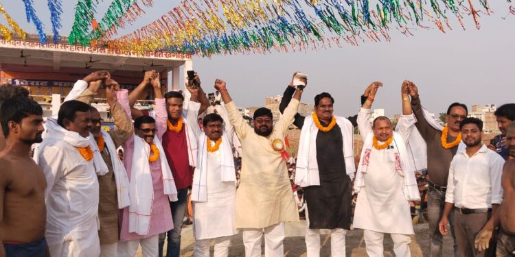 महिला एवं पुरुष पहलवानों का दंगल रहा काफी आकर्षक,जदयू जिलाध्यक्ष बबलू मंडल ने कहा-हमारी पौराणिक परंपरा और कला संस्कृति से जुड़ा खेल है दंगल