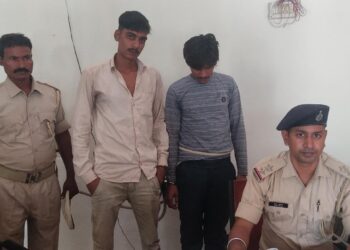 सड़क चलते युवक से मोबाइल झपट कर भाग रहे दो झपटमारों को भीड़ ने दबोचा,की जमकर धुनाई, झपटमारों के पास से देसी कट्टा और कारतूस बरामद