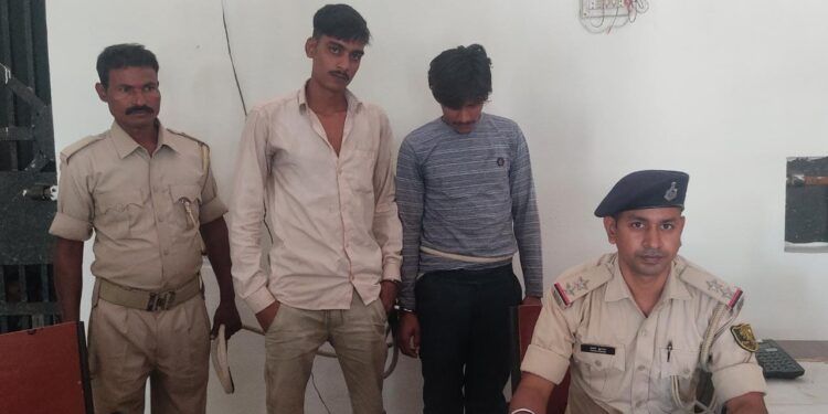 सड़क चलते युवक से मोबाइल झपट कर भाग रहे दो झपटमारों को भीड़ ने दबोचा,की जमकर धुनाई, झपटमारों के पास से देसी कट्टा और कारतूस बरामद