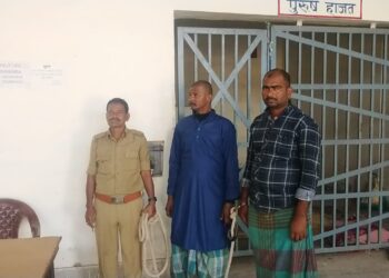 सकरोहर में गोलियां चलाकर लोगों को दहशतजदा करने का आरोपी देसी कट्टा और कारतूस के साथ धराया, आर्म्स एक्ट मामले में दो अन्य गिरफ्तार