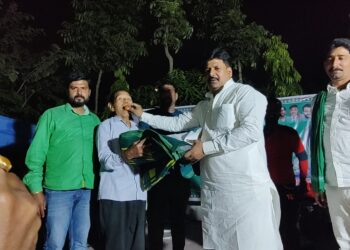 डिप्टी सीएम तेजस्वी यादव के 33वें जन्मदिन पर 90वर्षीय कुशुमा और 92वर्षीय शुक्कर राम ने काटा केक,गरीब व जरुरतमंद महिला-पुरुषों के बीच पूर्व राजद एमएलसी प्रत्याशी और एस कमाल विधायक ने बांटे कम्बल और साड़ी