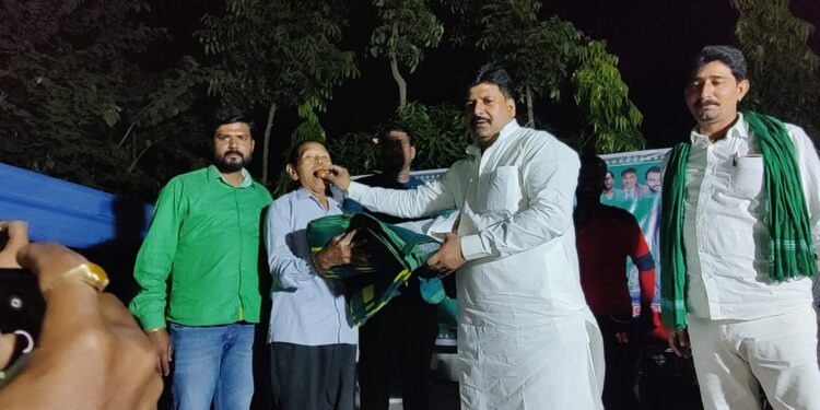 डिप्टी सीएम तेजस्वी यादव के 33वें जन्मदिन पर 90वर्षीय कुशुमा और 92वर्षीय शुक्कर राम ने काटा केक,गरीब व जरुरतमंद महिला-पुरुषों के बीच पूर्व राजद एमएलसी प्रत्याशी और एस कमाल विधायक ने बांटे कम्बल और साड़ी