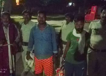 देसी शराब में केमिकल डालकर बना लेता था विदेशी शराब,खूब तरक्की कर रहा था शराब का नायाब कारोबारी और संगठित गिरोह,नकली शराब में प्रयुक्त होने वाली सामग्रियों सहित धराया