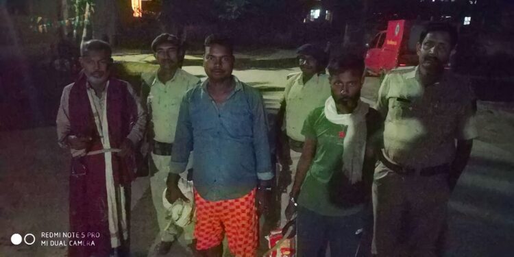 देसी शराब में केमिकल डालकर बना लेता था विदेशी शराब,खूब तरक्की कर रहा था शराब का नायाब कारोबारी और संगठित गिरोह,नकली शराब में प्रयुक्त होने वाली सामग्रियों सहित धराया