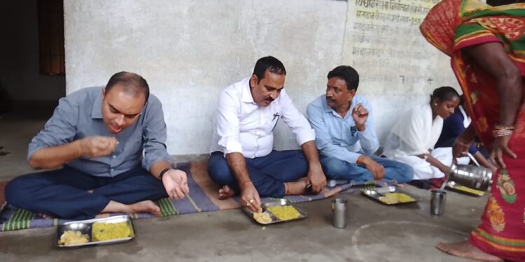 …और शिक्षक की भूमिका में नजर आए डीएम डॉक्टर आलोक रंजन घोष,सही जबाव देने वाले छात्र-छात्राओं को कलम देकर किया पुरस्कृत