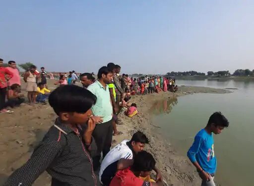 स्नान करने के दौरान गंडक में डूबे दो किशोरों का आज भी नहीं लग सका अता-पता,स्कूल जाने के बजाय गंडक में नहाने चली गई थी किशोरों की टोली