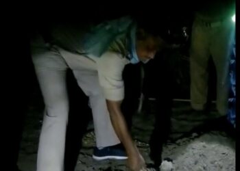 बिहार में शराबबंदी का हाल देखिए!अब जमीन भी उगलती है शराब