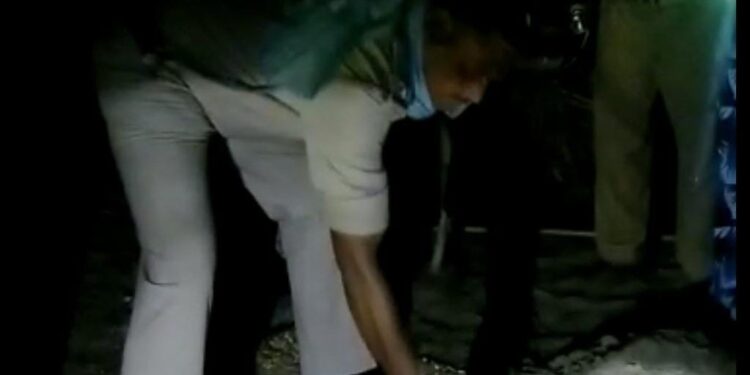 बिहार में शराबबंदी का हाल देखिए!अब जमीन भी उगलती है शराब