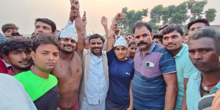 कैथी में आयोजित कुश्ती प्रतियोगिता में कारे पहलवान व काजल कुमारी ने मारी बाजी,चांदी का मुकुट पहनाकर विजेताओं को किया गया सम्मानित