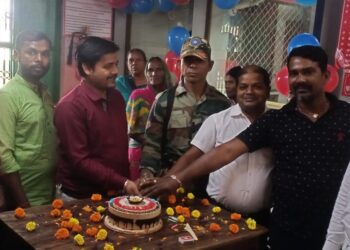 यूनियन बैंक ऑफ इंडिया के 104वें स्थापना दिवस पर पीरनगरा के शाखा प्रबंधक आशीष चंद्र द्वारा काटा गया केक,दुल्हन की तरह सजाया गया तोरण द्वार रहा आकर्षण का केन्द्र