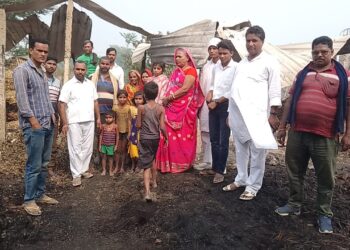 चूल्हे से उठी चिंगारी ने किया विकराल रुप धारण, देखते ही देखते तीन भाईयों के आशियाने हुए जलकर राख