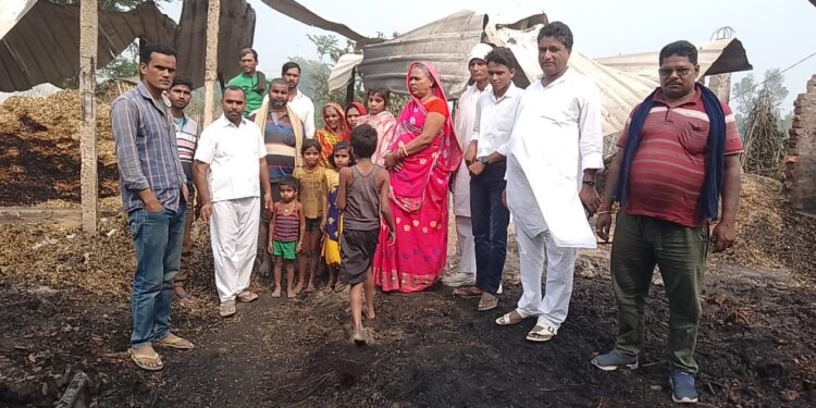 चूल्हे से उठी चिंगारी ने किया विकराल रुप धारण, देखते ही देखते तीन भाईयों के आशियाने हुए जलकर राख
