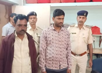 किराना दुकान की आड़ में हो रहा था शराब का कारोबार,पुलिस ने 4लीटर देशी शराब के साथ दबोचा,शराब की तस्करी कर रहा एक तस्कर भी 20लीटर शराब के साथ धराया