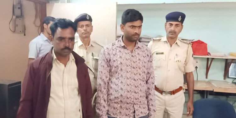 किराना दुकान की आड़ में हो रहा था शराब का कारोबार,पुलिस ने 4लीटर देशी शराब के साथ दबोचा,शराब की तस्करी कर रहा एक तस्कर भी 20लीटर शराब के साथ धराया