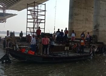अगुवानी-सुल्तानगंज पुल निर्माण कार्य में लगे नाव पर सवार चार मजदूरों के लापता होने की आशंका, बाजरा से टकराई थी नाव,बिलख रहे परिजन