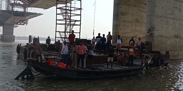 अगुवानी-सुल्तानगंज पुल निर्माण कार्य में लगे नाव पर सवार चार मजदूरों के लापता होने की आशंका, बाजरा से टकराई थी नाव,बिलख रहे परिजन