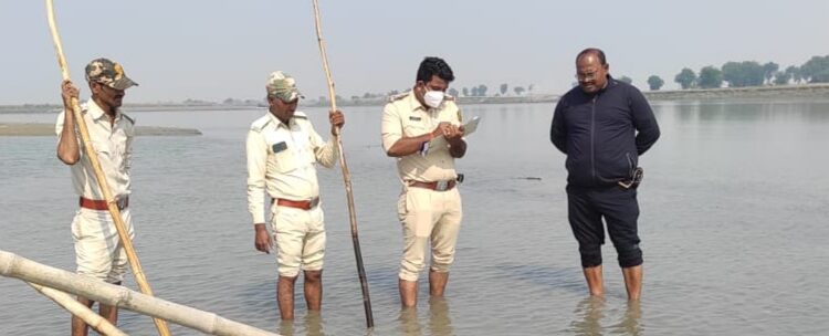 कोसी नदी से युवती का शव बरामद,गला दबाकर हत्या कर शव फेंक देने की आशंका,मची सनसनी