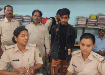 किराना दुकान के आड़ में बाप-बेटा बेच रहा था नेपाली और देसी शराब, शराब के साथ धराया