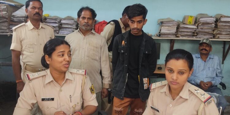 किराना दुकान के आड़ में बाप-बेटा बेच रहा था नेपाली और देसी शराब, शराब के साथ धराया