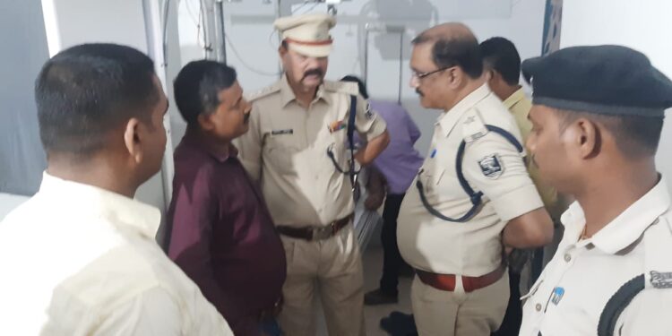 बेखौफ बाइक सवार अपराधियों ने सीएसपी संचालक को गोली मारकर किया जख्मी,लूट लिए 5.10 लाख रुपये,पड़ताल में जुटी पुलिस