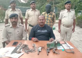 चौथम के अग्रहण स्थित घर में ही मिनी गन फैक्ट्री स्थापित कर रहा था अवैध हथियारों का निर्माण, निर्मित व अर्धनिर्मित हथियार व कारतूस के साथ हथियार का सौदागर धराया