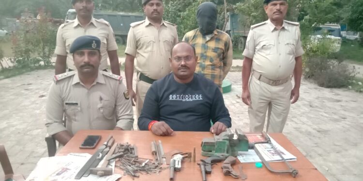 चौथम के अग्रहण स्थित घर में ही मिनी गन फैक्ट्री स्थापित कर रहा था अवैध हथियारों का निर्माण, निर्मित व अर्धनिर्मित हथियार व कारतूस के साथ हथियार का सौदागर धराया