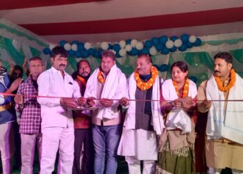 जिप सदस्य प्रवीण कुमार ने आखिर क्यों कहा कि, सभी जगह बह रही विकास की गंगा,यहां एक स्कूल भवन तक नहीं!बौरने स्थान में आयोजित सांस्कृतिक कार्यक्रम का किया उद्घाटन