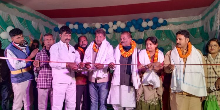 जिप सदस्य प्रवीण कुमार ने आखिर क्यों कहा कि, सभी जगह बह रही विकास की गंगा,यहां एक स्कूल भवन तक नहीं!बौरने स्थान में आयोजित सांस्कृतिक कार्यक्रम का किया उद्घाटन