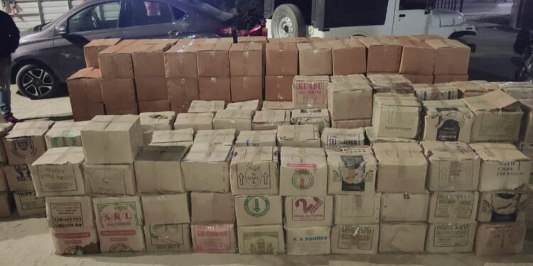 ट्रक पर भारी मात्रा में विदेशी शराब को लोड कर गंतव्य तक पहुंचाने की कोशिश विफल,ट्रक जब्त करते हुए चालक को गिरफ्त में ले कड़ी पूछताछ में जुटी पुलिस