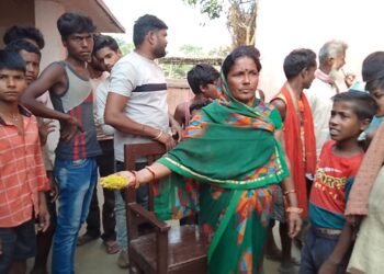 मध्याह्न भोजन में पिल्लू देख भड़के छात्र-छात्राओं ने काटा बबाल,वार्ड सदस्य ने कहा-स्कूल कैंपस में ही शाम में बैठकर गांजा पीने वाले एचएम को बच्चों का नहीं रहता ख्याल