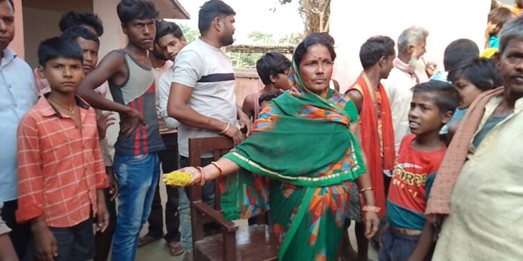 मध्याह्न भोजन में पिल्लू देख भड़के छात्र-छात्राओं ने काटा बबाल,वार्ड सदस्य ने कहा-स्कूल कैंपस में ही शाम में बैठकर गांजा पीने वाले एचएम को बच्चों का नहीं रहता ख्याल