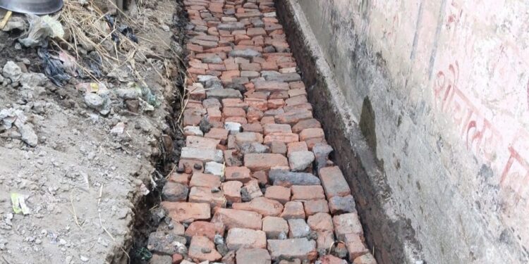 देख लीजिए डीएम साहब! किस कदर पश्चिमी बौरने पंचायत के रुपनी गांव के वार्ड संख्या एक में ईंट के टुकड़े से हो रहा है सड़क व नाले का निर्माण