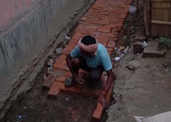 …और एसडीएफ लाइव इंडिया की खबर पर डीएम साहब द्वारा संज्ञान लेते ही ईंट के पुराने टुकड़ों को हटाकर लगाए जाने लगे हैं नए ईंट,कार्यस्थल पर बोर्ड नहीं लगाए जाने की हो रही चर्चा