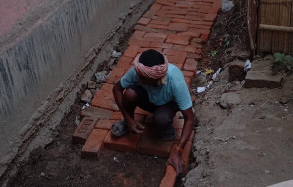 …और एसडीएफ लाइव इंडिया की खबर पर डीएम साहब द्वारा संज्ञान लेते ही ईंट के पुराने टुकड़ों को हटाकर लगाए जाने लगे हैं नए ईंट,कार्यस्थल पर बोर्ड नहीं लगाए जाने की हो रही चर्चा