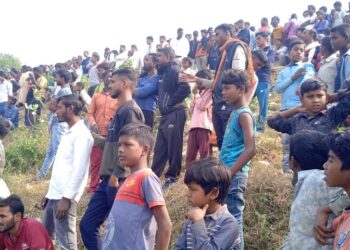 कोसी की उपधारा पार कर रघुबापार बहियार जा रहे मजदूरों की नाव पलटी,2महिलाओं की मौत, स्थानीय लोगों ने 6को बचाया,नाव की जर्जरता बनी हादसे का कारण