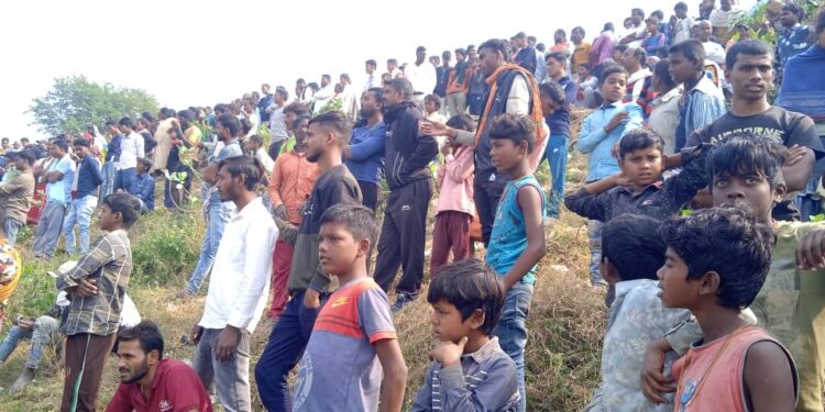 कोसी की उपधारा पार कर रघुबापार बहियार जा रहे मजदूरों की नाव पलटी,2महिलाओं की मौत, स्थानीय लोगों ने 6को बचाया,नाव की जर्जरता बनी हादसे का कारण