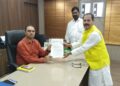 डीएम डॉक्टर आलोक रंजन घोष से मिलकर किसान नेता धीरेन्द्र सिंह टुडू ने सुनाया किसानों का दुखड़ा,कहा-किसानों को नहीं मिल रही सिंचाई की समुचित सुविधा