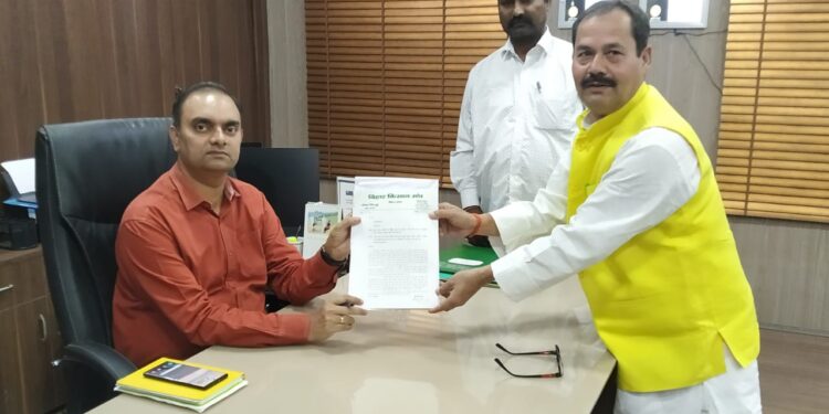 डीएम डॉक्टर आलोक रंजन घोष से मिलकर किसान नेता धीरेन्द्र सिंह टुडू ने सुनाया किसानों का दुखड़ा,कहा-किसानों को नहीं मिल रही सिंचाई की समुचित सुविधा