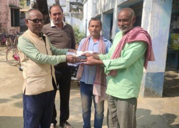 …और खोया मोबाइल सहित अन्य कागजात पाकर पत्रकार की इमानदारी को आह्लादित पवन ने सराहा