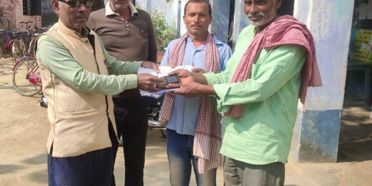 …और खोया मोबाइल सहित अन्य कागजात पाकर पत्रकार की इमानदारी को आह्लादित पवन ने सराहा
