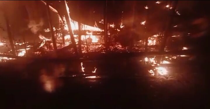 भगवती स्थान के स्टोर रुम में असामाजिक तत्वों ने लगाई आग,लाखों का सामान जलकर खाक