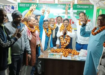 पुन:निर्वाचित घोषित किए गए जदयू जिलाध्यक्ष बबलू मंडल ने कहा कि,पार्टी को और मजबूत व धारदार बनाने को ले झोंक देंगे पूरी ताकत, प्रदेश हाईकमान के आए फैसले से दोबारा जदयू जिला अध्यक्ष बने बबलू मंडल,समर्थकों में दौरी खुशी की लहर