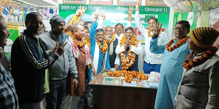 पुन:निर्वाचित घोषित किए गए जदयू जिलाध्यक्ष बबलू मंडल ने कहा कि,पार्टी को और मजबूत व धारदार बनाने को ले झोंक देंगे पूरी ताकत, प्रदेश हाईकमान के आए फैसले से दोबारा जदयू जिला अध्यक्ष बने बबलू मंडल,समर्थकों में दौरी खुशी की लहर