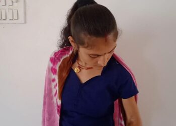 अगर डीएम साहब का आशीर्वाद मिले तो संवर सकती है कृष्णा की जिंदगी, एक घटना में अपना दोनों हाथ गंवा चुकी कृष्णा दिव्यांगों के लिए प्रेरक बनकर पैर से लिख रही अपनी किस्मत