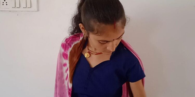 अगर डीएम साहब का आशीर्वाद मिले तो संवर सकती है कृष्णा की जिंदगी, एक घटना में अपना दोनों हाथ गंवा चुकी कृष्णा दिव्यांगों के लिए प्रेरक बनकर पैर से लिख रही अपनी किस्मत