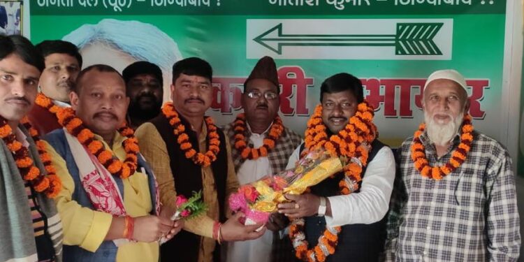 तथाकथित विरोधियों के होश हुए फाख्ता,पुन: जदयू जिला अध्यक्ष बने बबलू मंडल को बधाई देने का सिलसिला लगातार जारी, बेवजह शांति में खलल डालने वालों को लगा जोर का झटका,समर्पित जदयू कार्यकर्ताओं का बढ़ा मान-सम्मान: राकेश पासवान शास्त्री