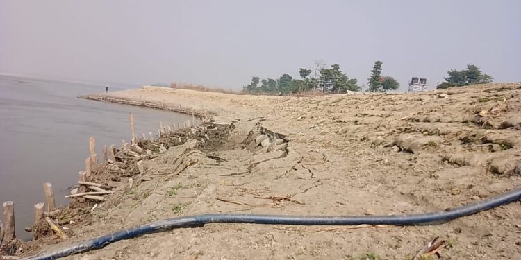 जलस्तर में कमी आते ही कोसी का कटाव तेज,सहमे ग्रामीण